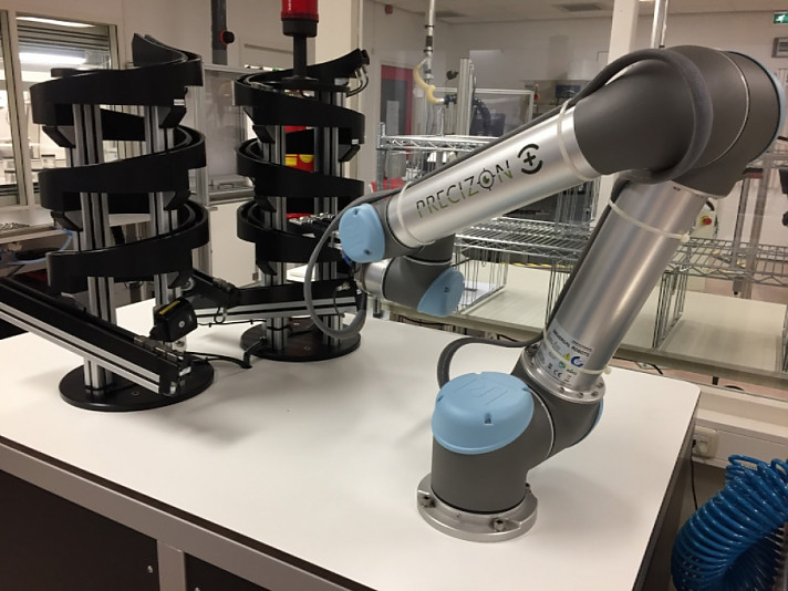 Investering in robot levert nieuwe banen op bij lenzenproducent Ophtec