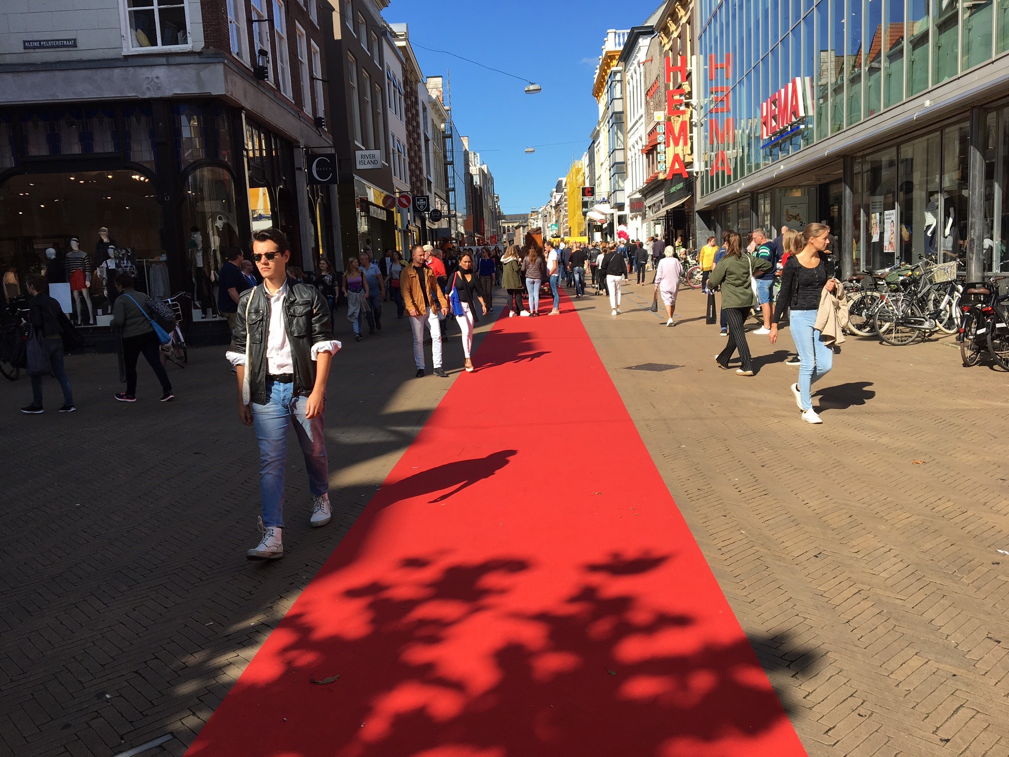 De loper lag uit voor de mode in de Herestraat