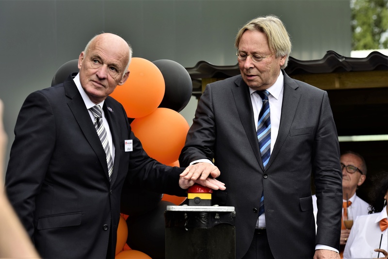 Burgemeester opent 'met gemengde gevoelens' nieuwe  voedselbank aan Ulgersmaweg