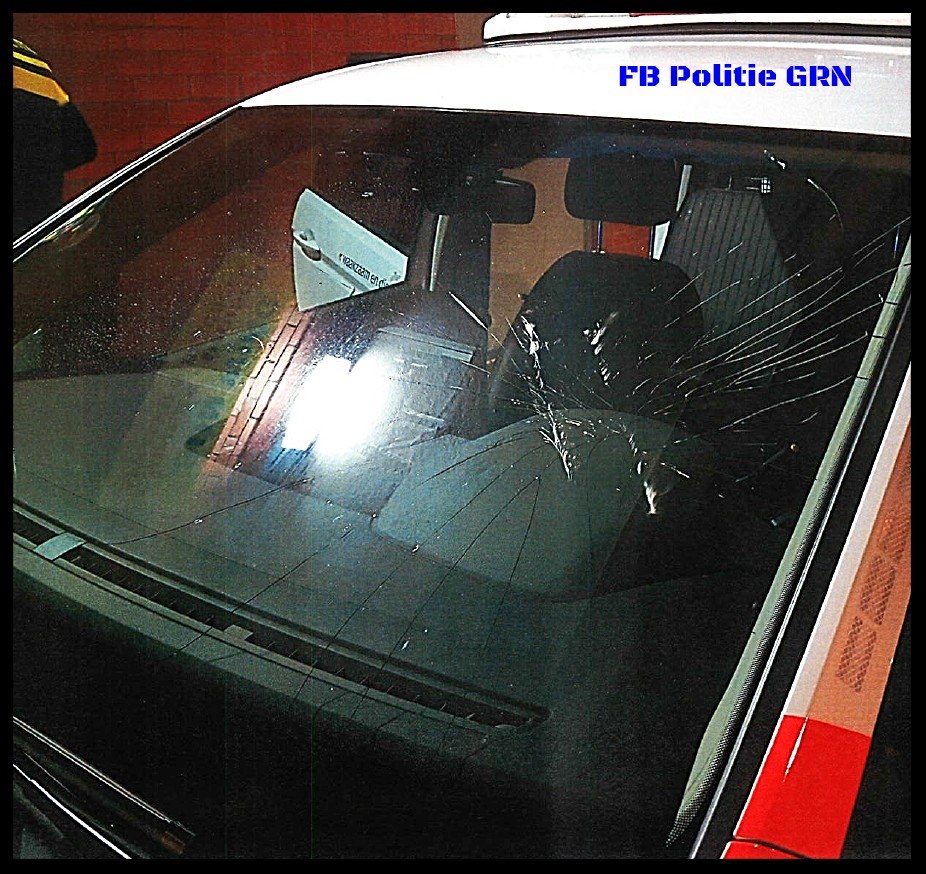 Politieauto vernield in Beijum