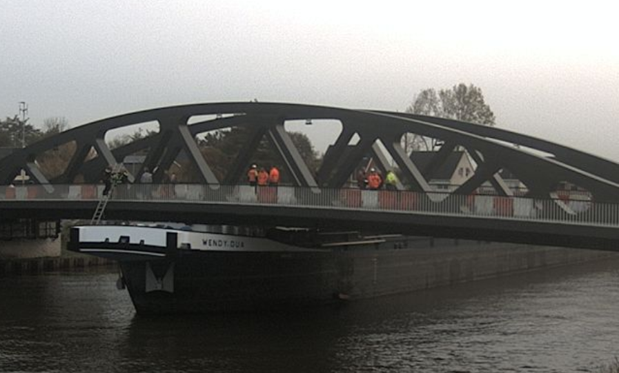 Schip klem onder nieuwe tafelbrug Zuidhorn