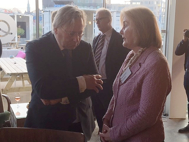 Burgemeester Den Oudsten en burgemeester Petra Averbeck van Oldenburg.