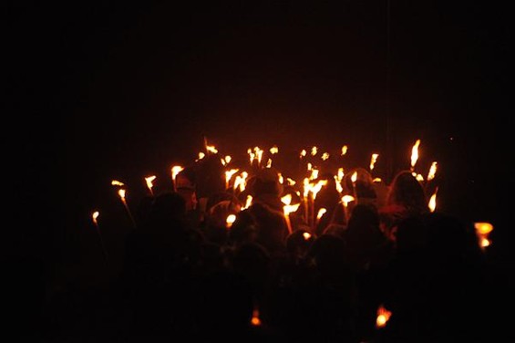 Kristallnacht-herdenking; stille tocht met fakkels Grote Markt