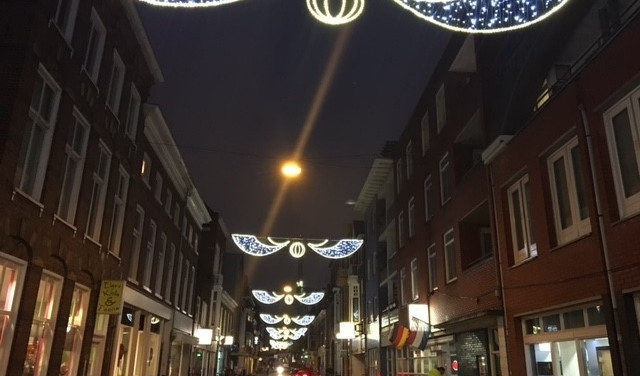 Feestverlichting in Groningse winkelstraten en aan bruggen