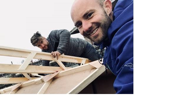 Ossenmarkt zondag decor van voorstelling ‘Chleb & Maja, een revolutionaire roadshow’