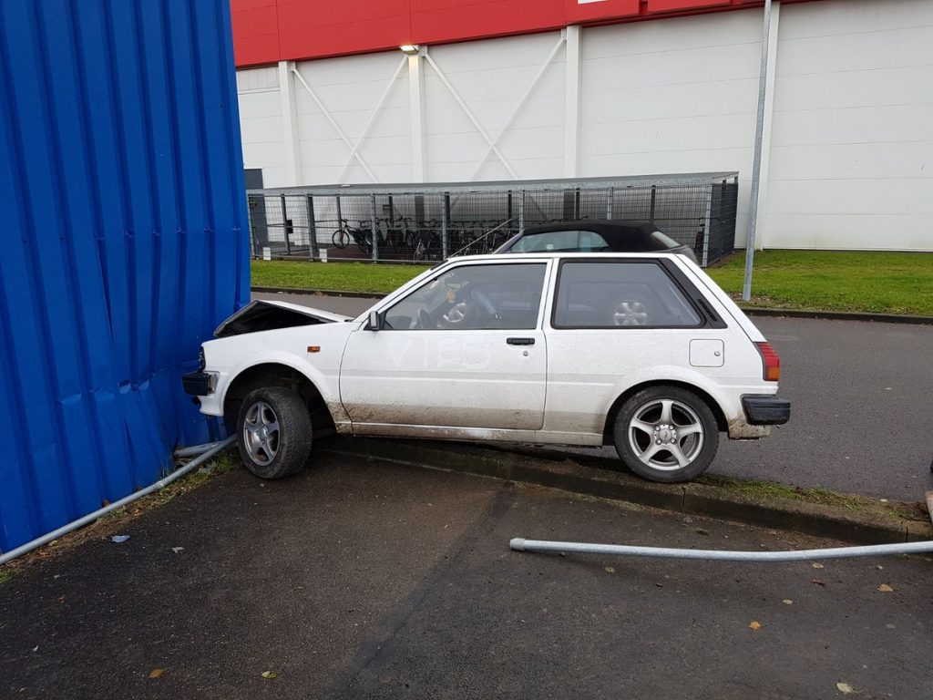 Drifter rijdt deuk in auto en Ikea