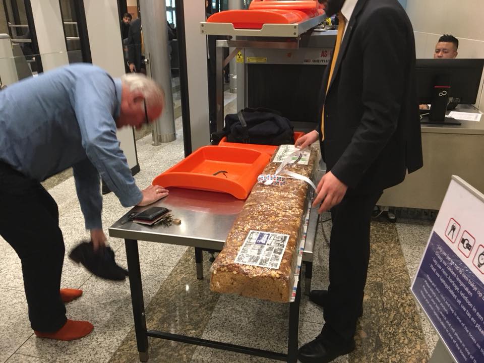 Enorme Groninger Koek door detectiepoortje Tweede Kamer