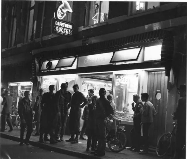 in de rij voor de automatiek.