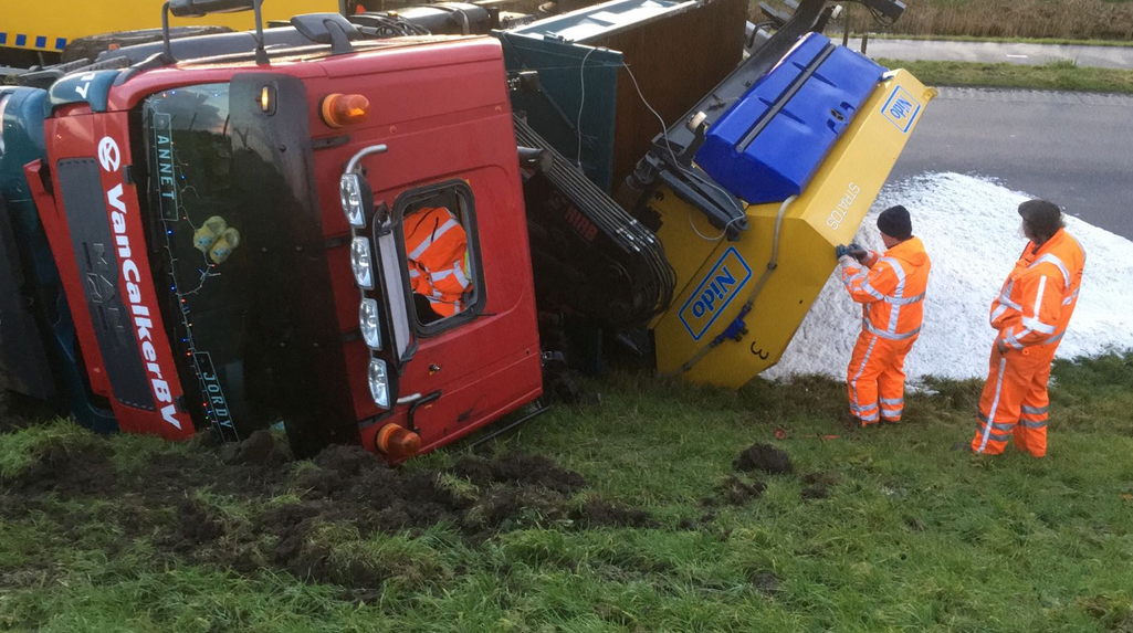 Gladde ochtend op Groningse wegen: ook strooiwagen glijdt van de weg