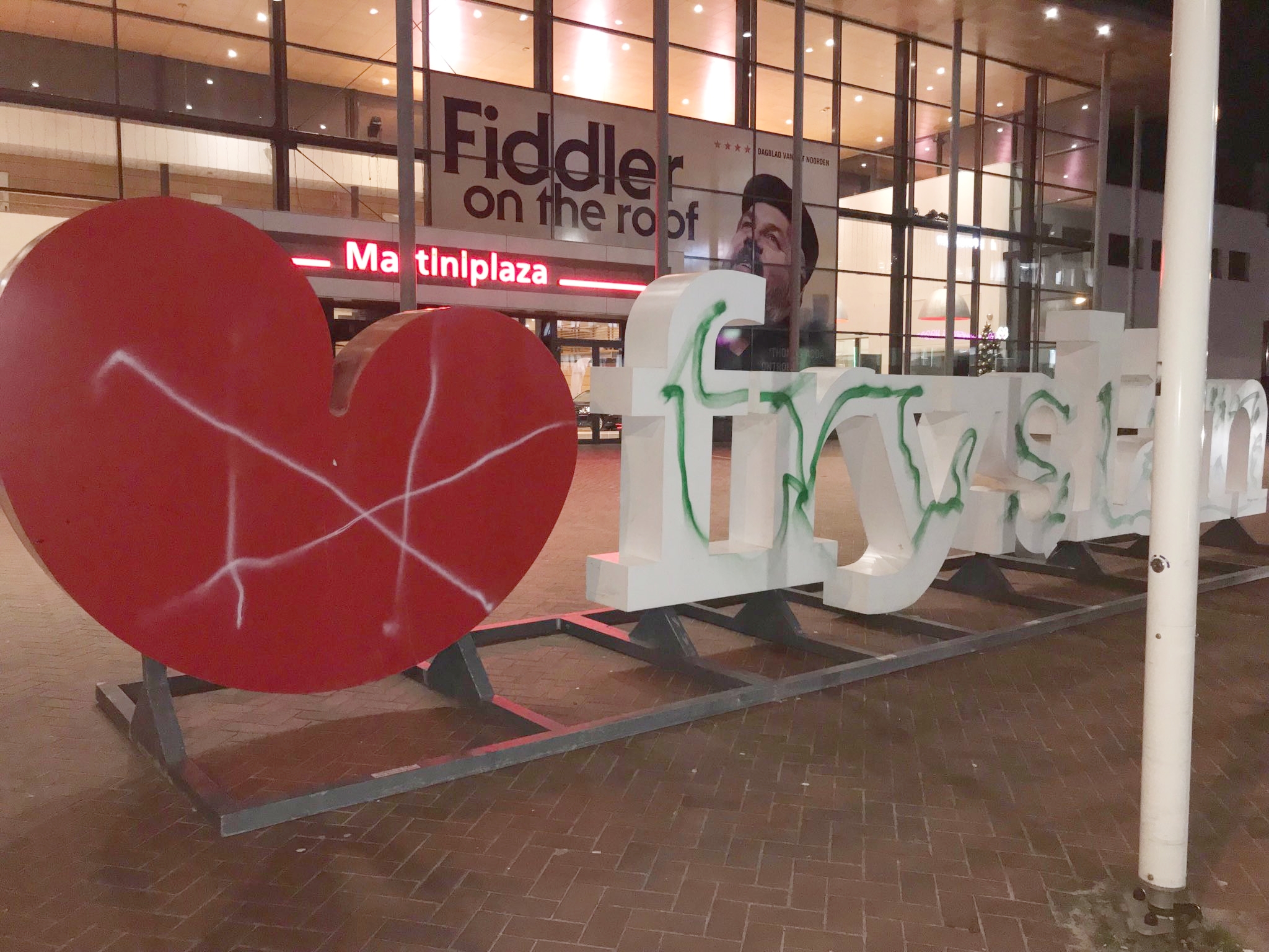 Friese selfiespot beklad met groene verf