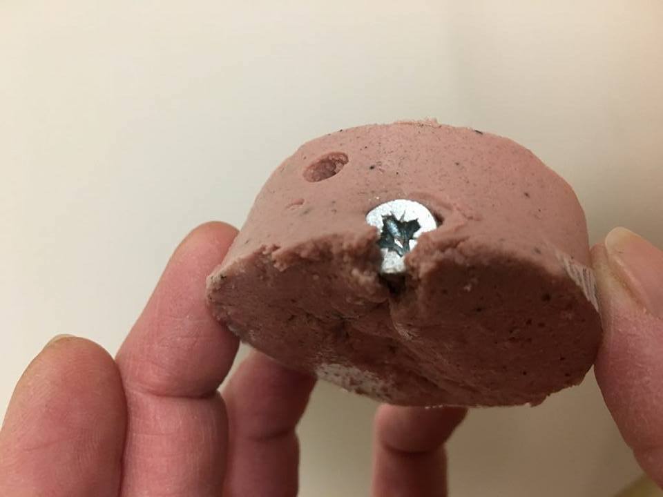 Vermoedelijke hondenhater strooit worst met schroeven rond in Beijum