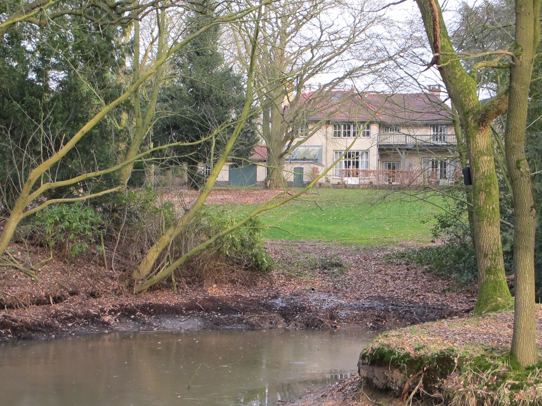 Het karakter van de bijzondere tuin en het zicht op de monumentale achtergevel van de villa dreigen verloren te gaan, aldus de organisaties en omwonenden
