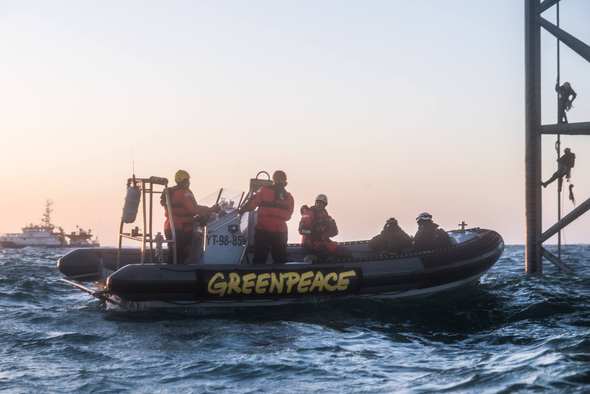 Greenpeace bezet boorplatform om gasboringen te hinderen; Wiebes: 'Maak je geen zorgen'