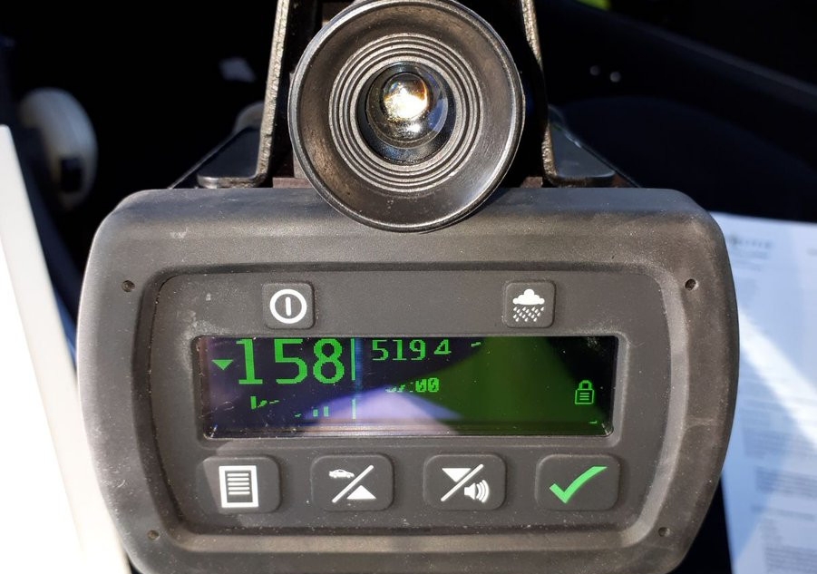 Automobilist vliegt met ruim 150 over Europaweg