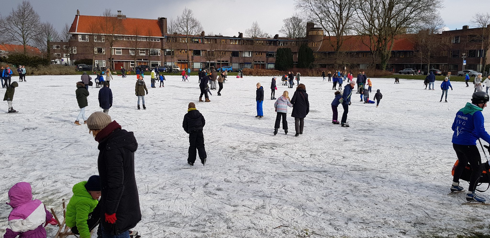 Ondergelopen grasveldjes omgetoverd tot ijsbaan