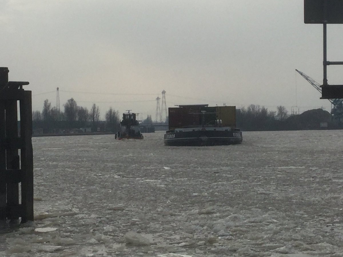 Containerschip korte tijd vast in ijs bij Oostersluis