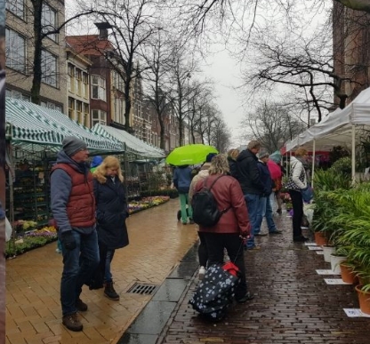 Belangstelling voor de bloemen van de kooplui  (Foto: Florian Visser)