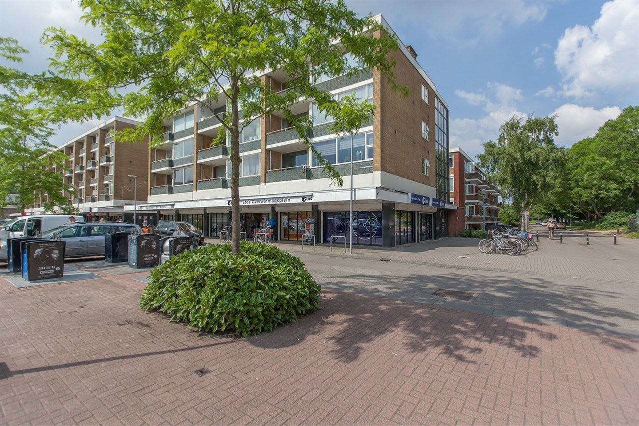 Winkeliers Overwinningsplein verrassen moeders op bijzondere wijze: via groot led-scherm