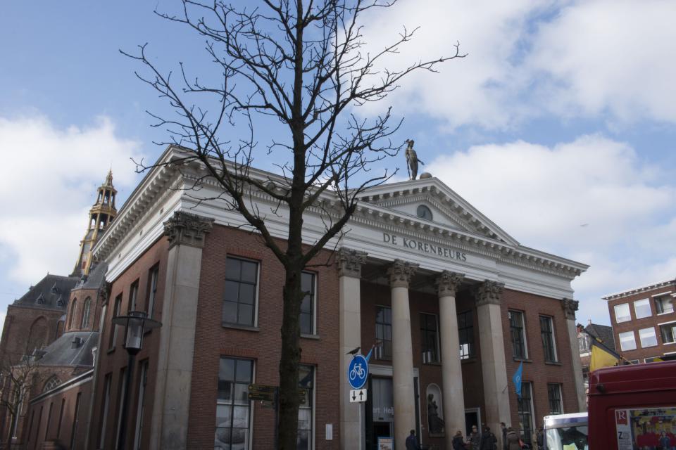 Albert Heijn Korenbeurs ontruimd wegens verdacht pakketje