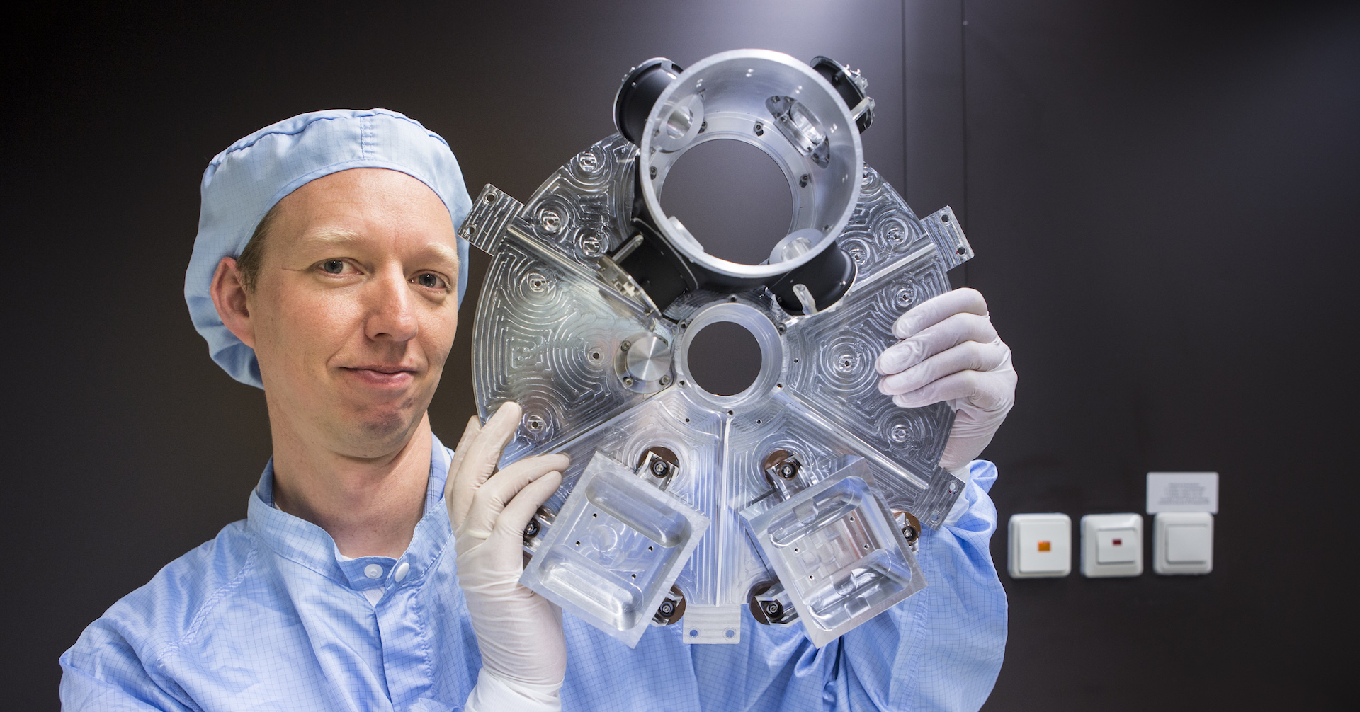 Medewerker van SRON in Groningen. Dit instituut ontwikkelt zich tot een onderzoeksinstelling van wereldniveau in Groningen