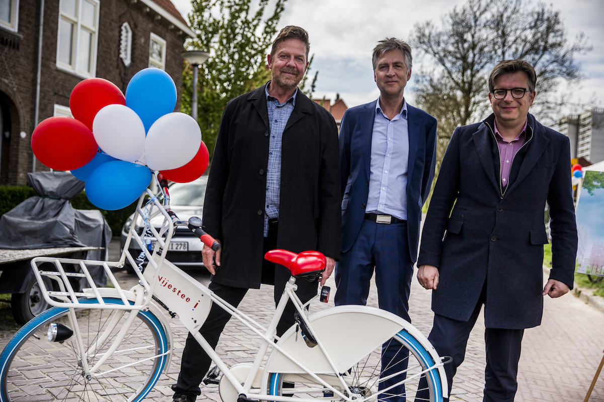 Nijestee-directeur Pieter Bregman, inzender van de winnende naam Geert Jan Arends en wethouder Roeland van der Schaaf - Foto: Siese Veenstra