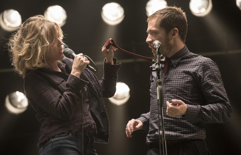 Win twee vrijkaarten voor een doldwaze familiesoap: ‘Vergeef ons’