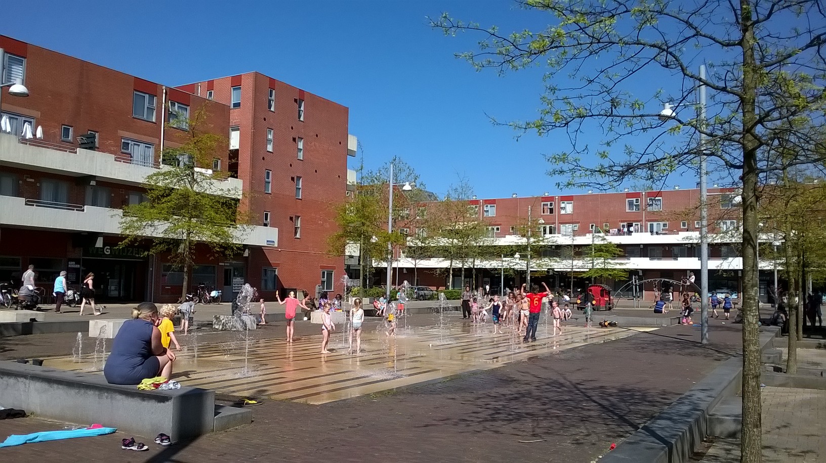 Waterpret in winkelcentrum Beijum-Oost