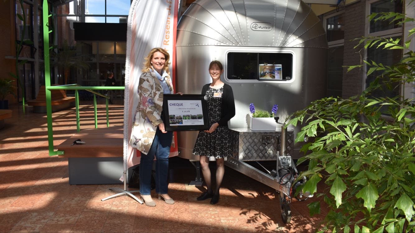 Met een glunderend gezicht kon directeur Marga Timmerman een cheque van ruim 14.000 Euro overhandigen aan het UMCG. Dit bedrag was de opbrengst van de loop Walk for Life die in 2017 is gehouden. Het UMCG gaat voor dat bedrag een aparte app maken.