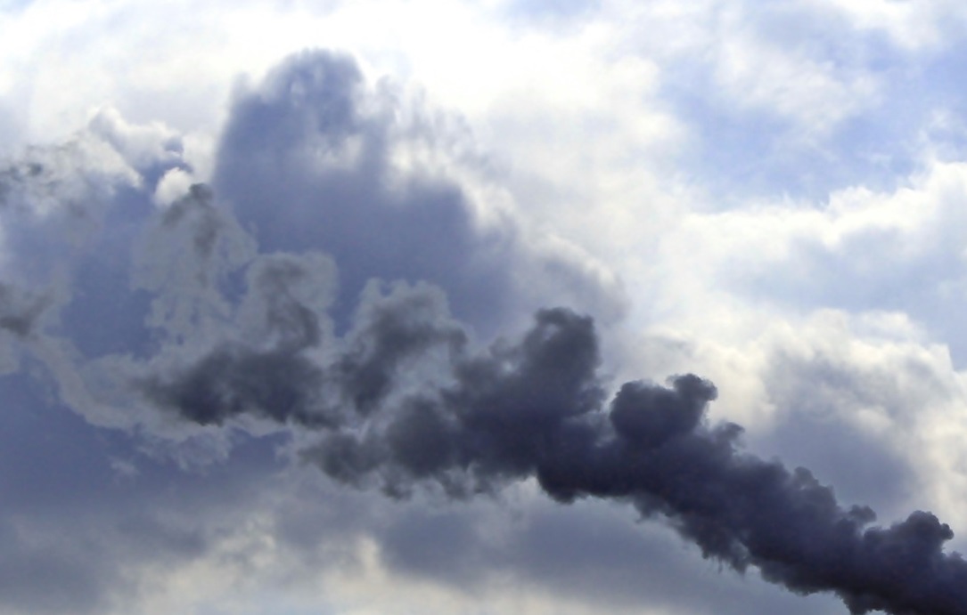 NL-Alert om gigantische rookpluim door schuurbrand Uithuizermeeden