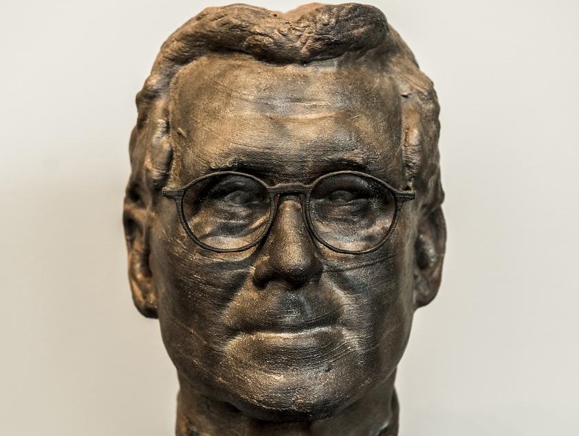 Bronzen hoofd Ben Feringa bijgezet in Academiegebouw