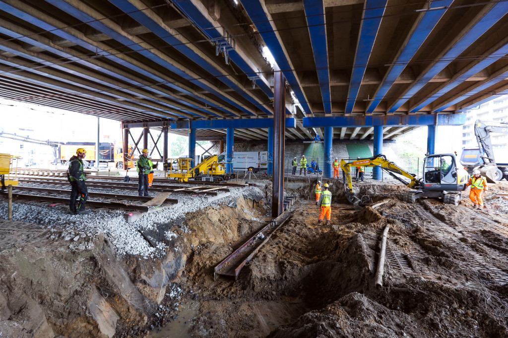 3 - Onder de weg verdwijnen de damwanden diep in de grond. Bij de viaducten, zoals hier, is dat goed te zien.