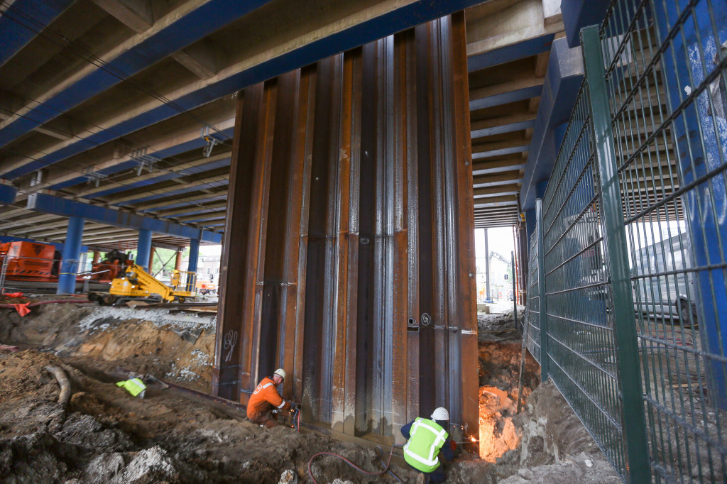 4 - De damwanden komen direct naast elkaar en vormen zo een ondergrondse 'muur'. Dit wordt de rand van de bouwkuip waarin de verdiepte weg wordt gebouwd.