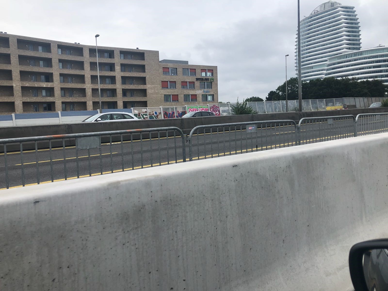 Betonnen afscheiding waardoor er een noordbaan is gecreëerd