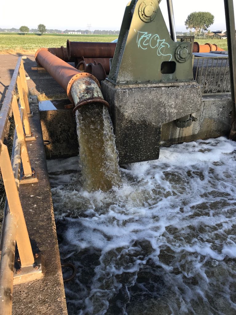 Watertoevoer in Ter Apelkanaal door Hunze en Aas