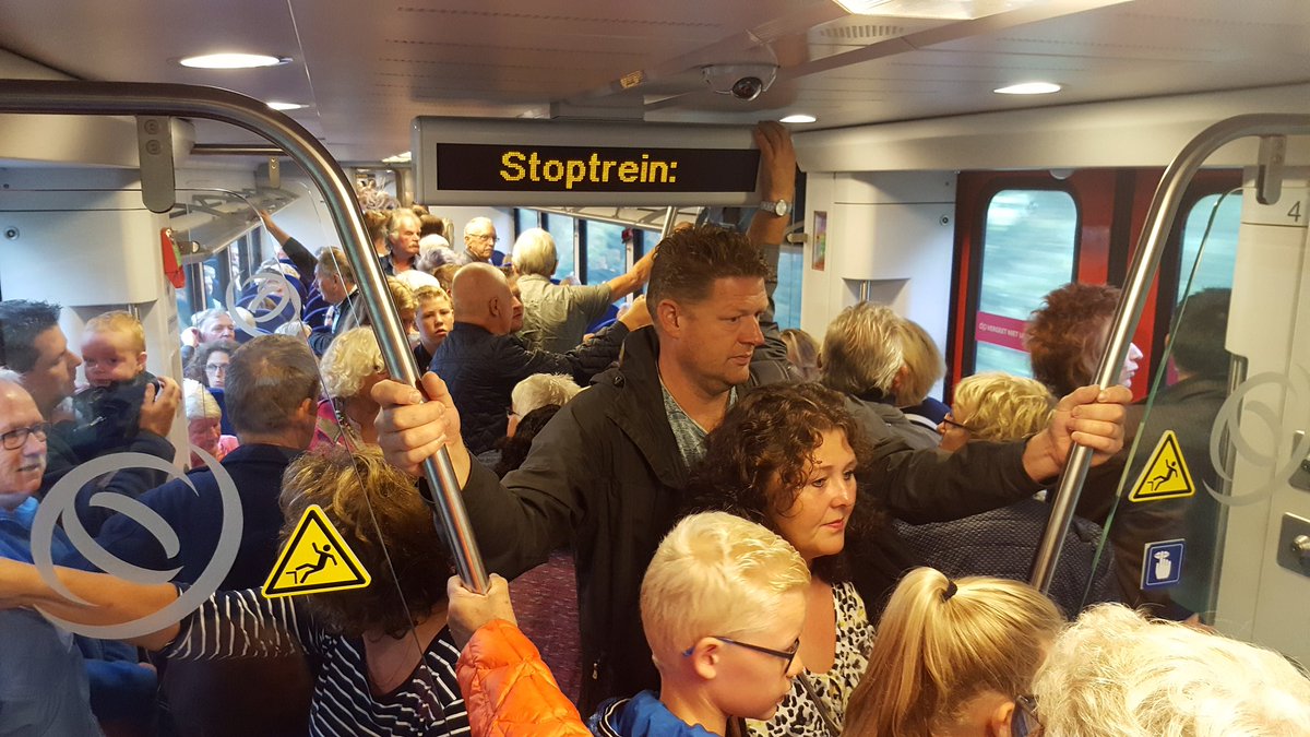 Treinen vanuit Groningen richting de reuzen in Leeuwarden overvol