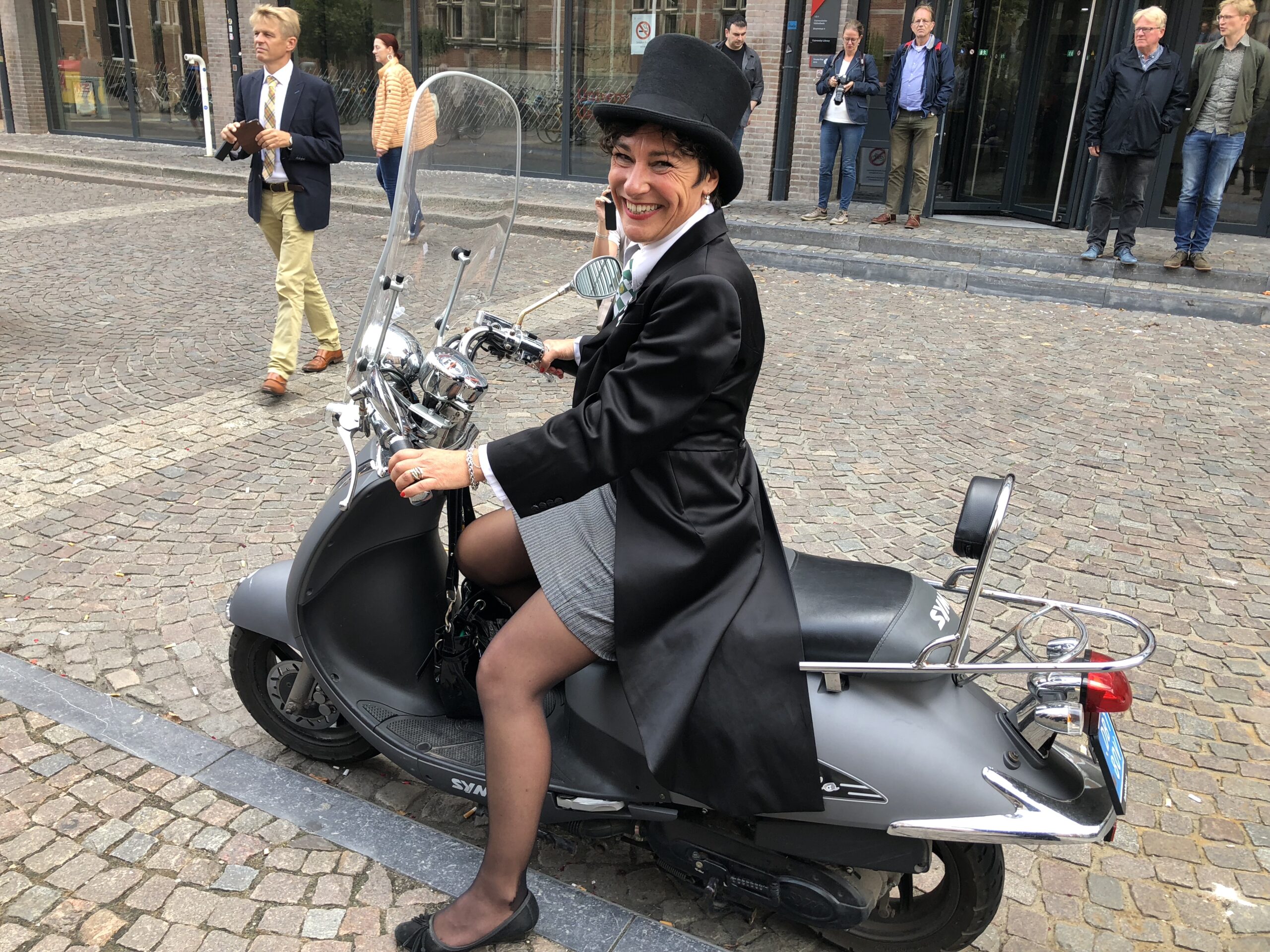 Hip bestuurslid Volksvermaken op de scooter
