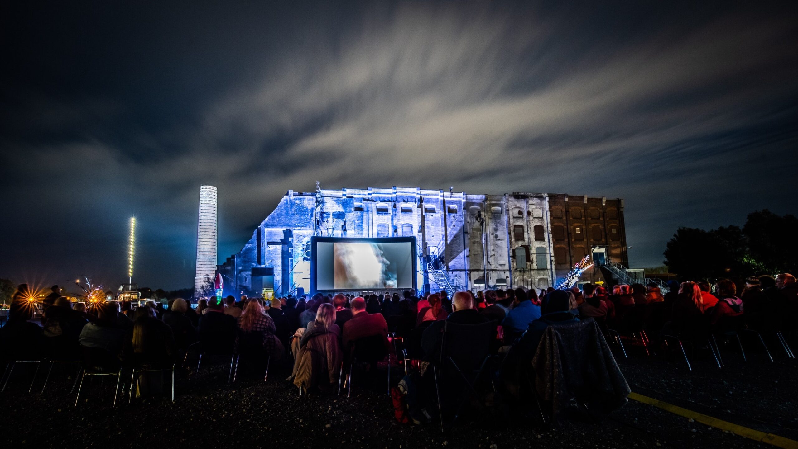 De oude fabriek vormde een fraai decor. (Deze, en de allerbovenste foto zijn gemaakt door Knelis).