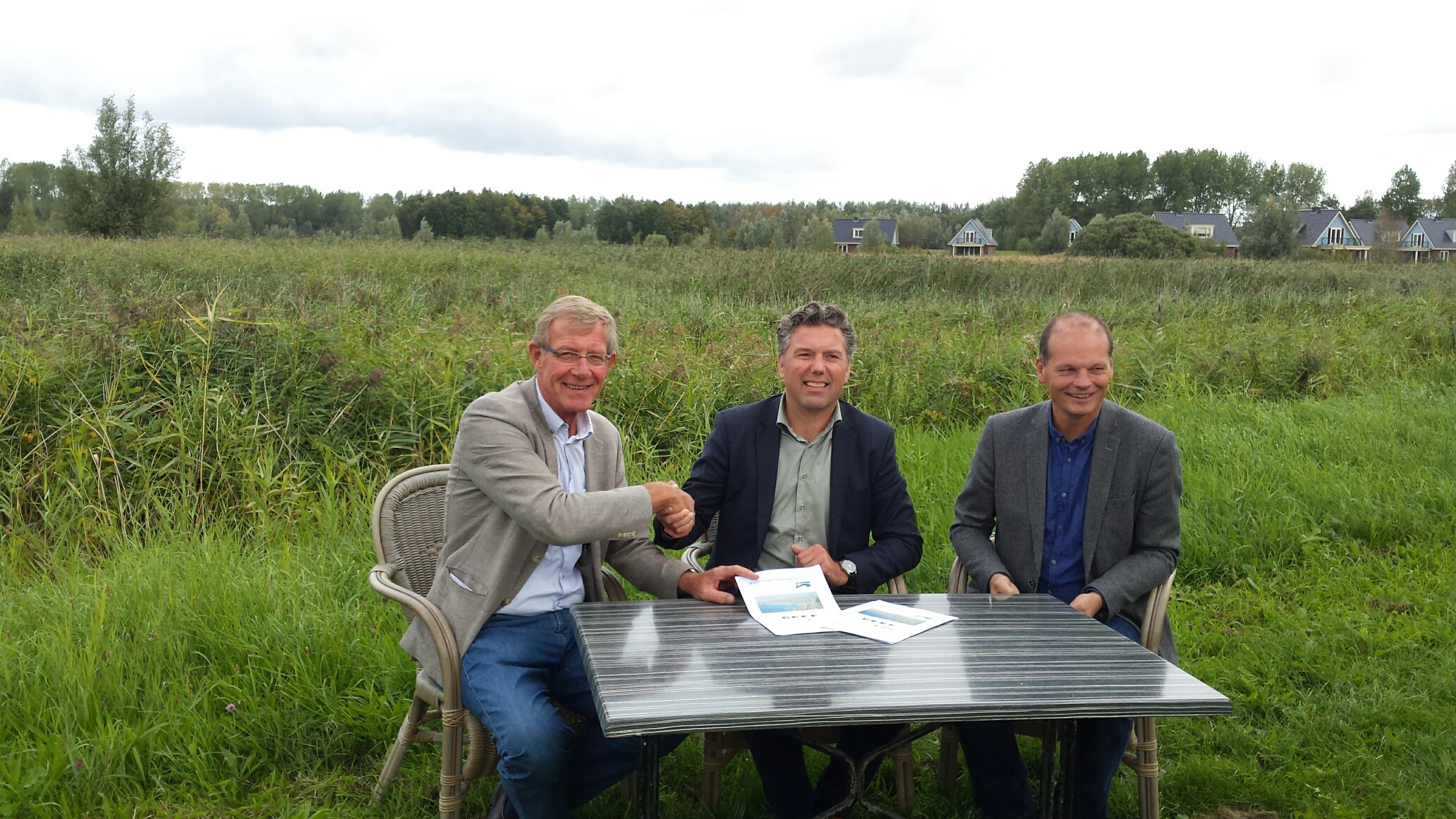 De ondertekening van de samenwerkingsovereenkomst Noorderzijlvest - Reef. Links Eisse Luitjens.