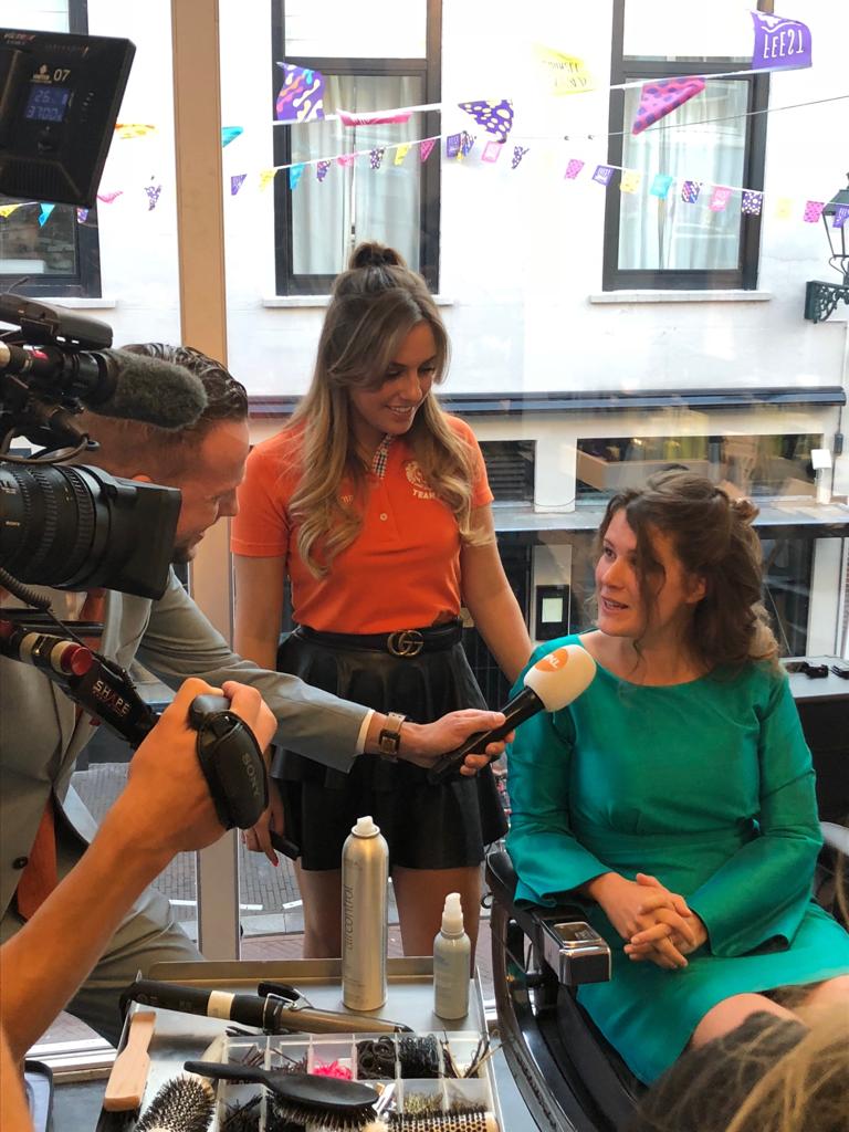 Anne Kuik in de stoel bij de kapper