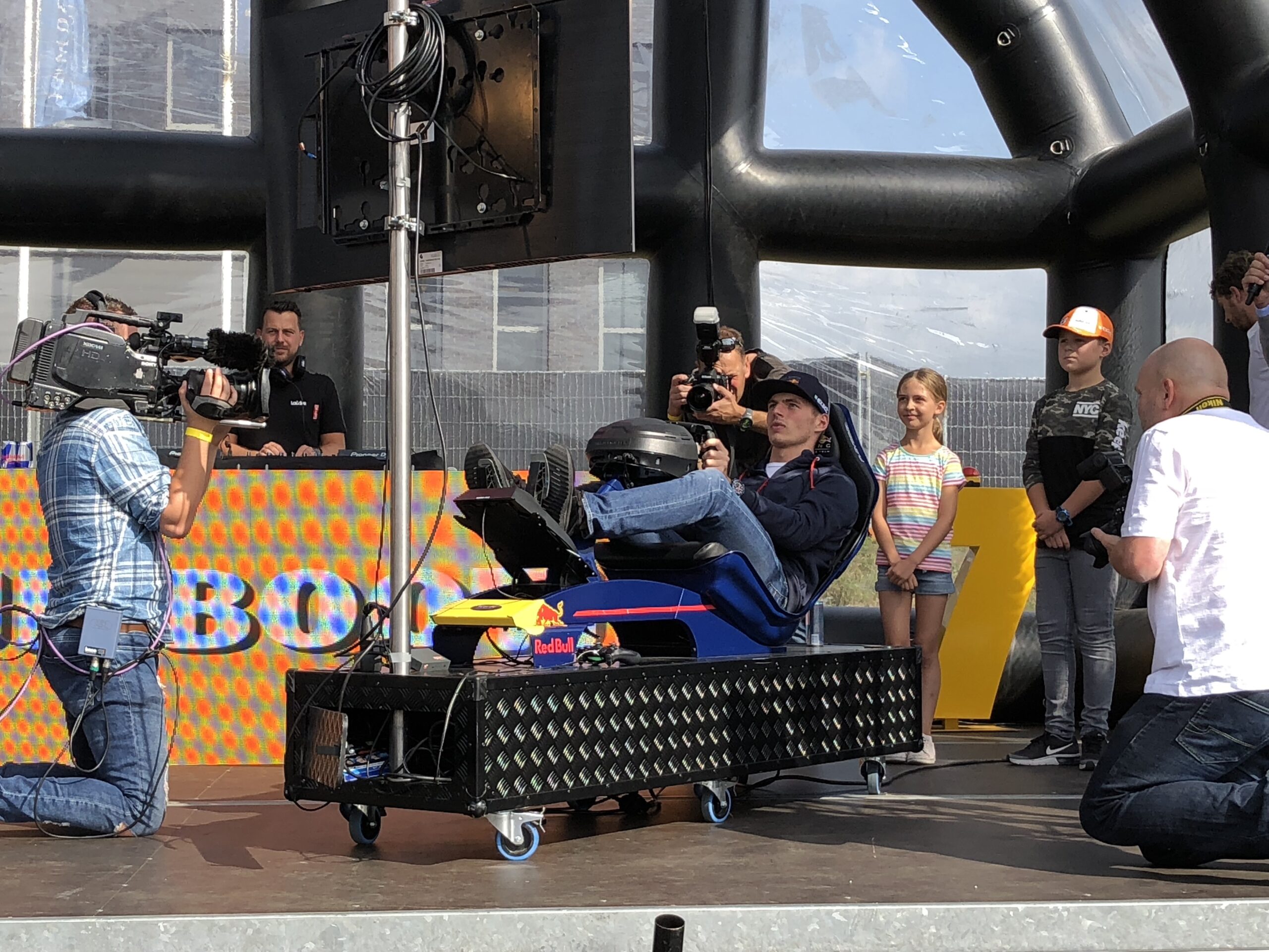 Gekkenhuis rond flitsbezoekje van Max Verstappen aan Groningen