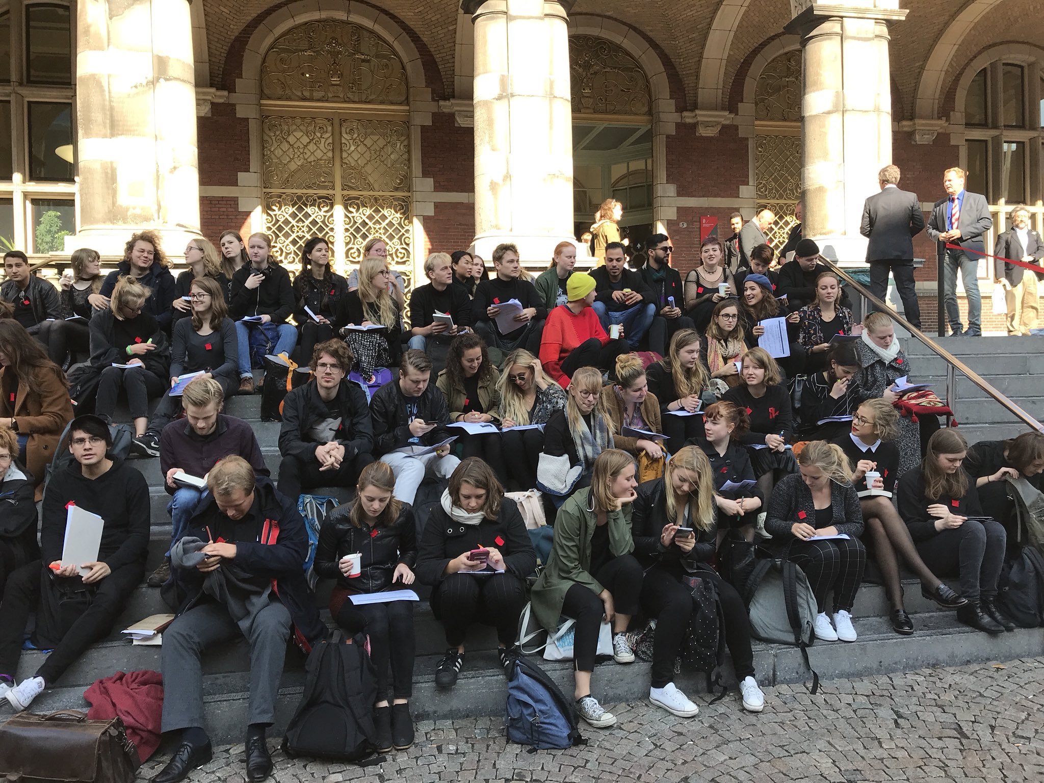 Silent Read-In: tweehonderd studenten op trappen Academiegebouw