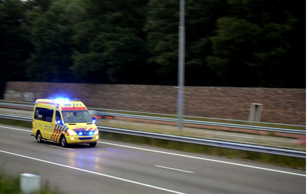 Als elke seconde telt: verkeer op Julianaplein vast vanwege spoedrit
