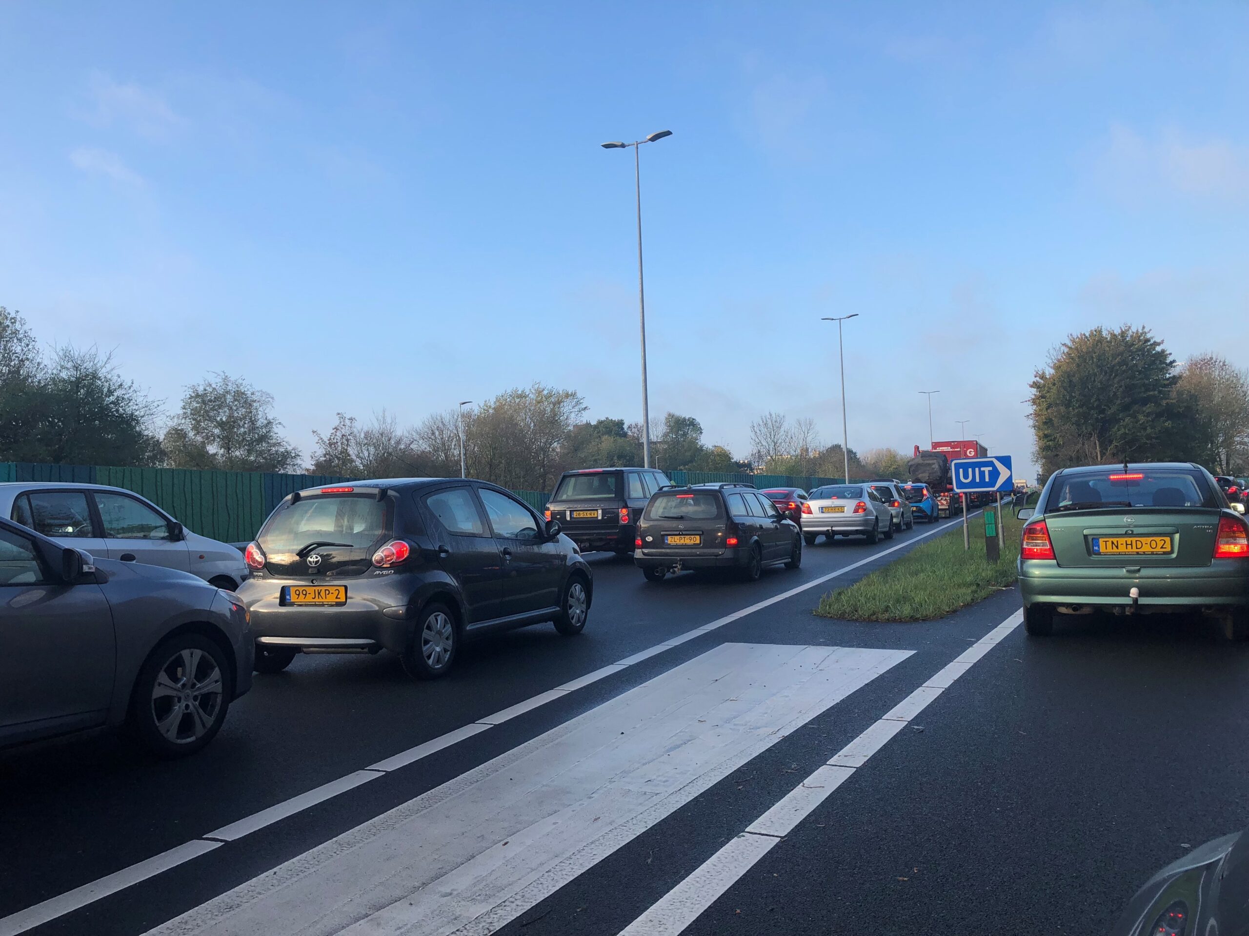 Foto's: drukte vanmorgen op de noordelijke ringweg ter hoogte van de afslag naar Zernike Campus Groningen.