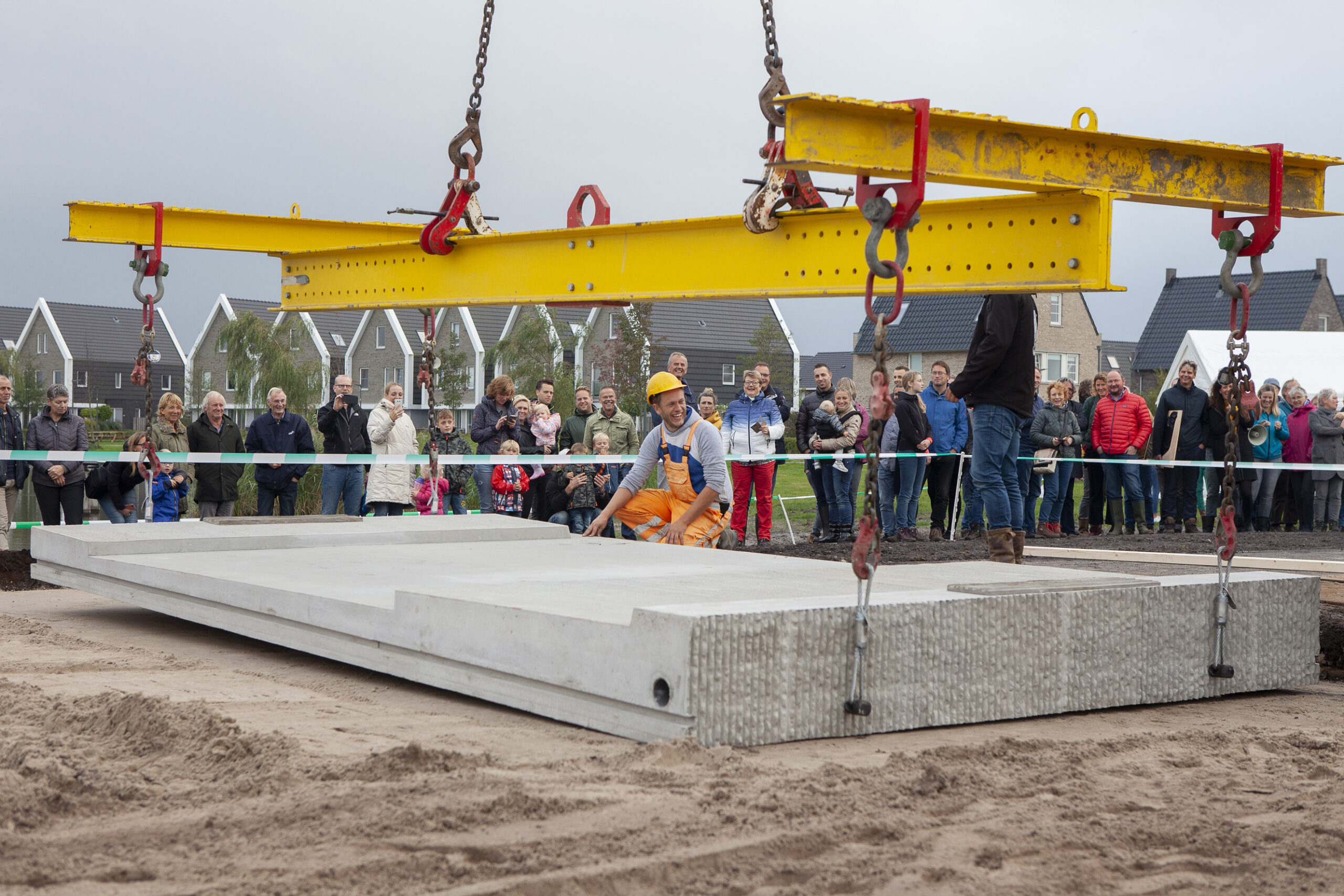 Wethouder van der Schaaf legt eerste deel fietspad van bijzonder park Meerstad