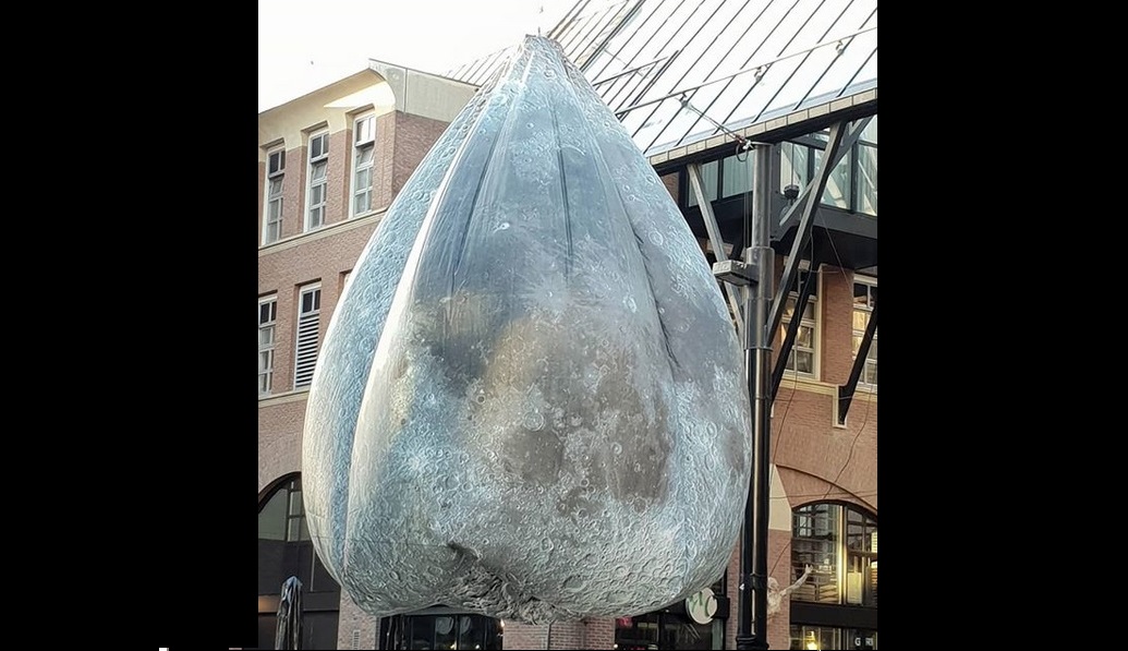 Museum of the Moon loopt leeg: even geen volle maan boven het Waagplein