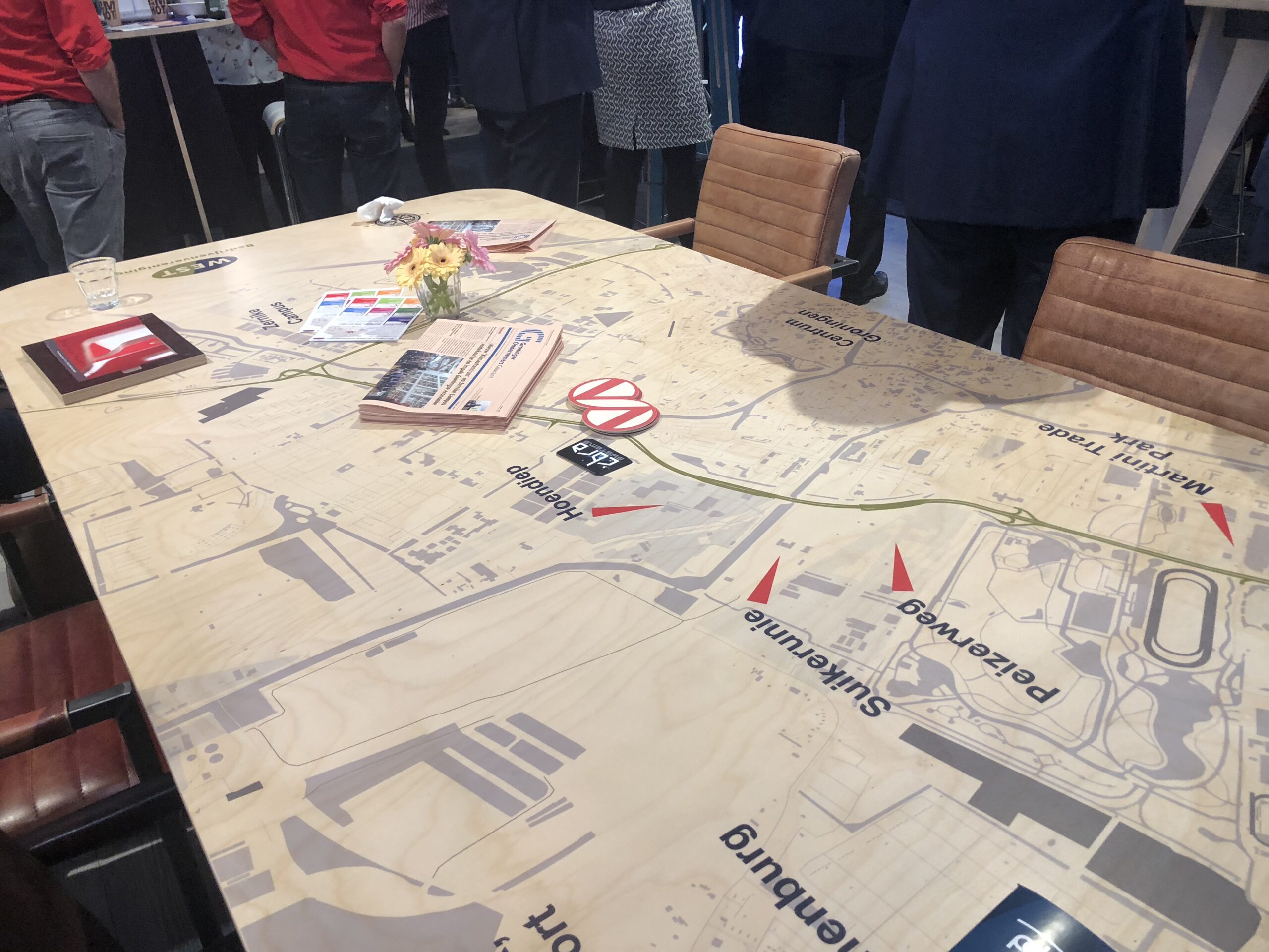 Ondernemers schenken gemeente Groningen vergadertafel als symbool “we-conomy”