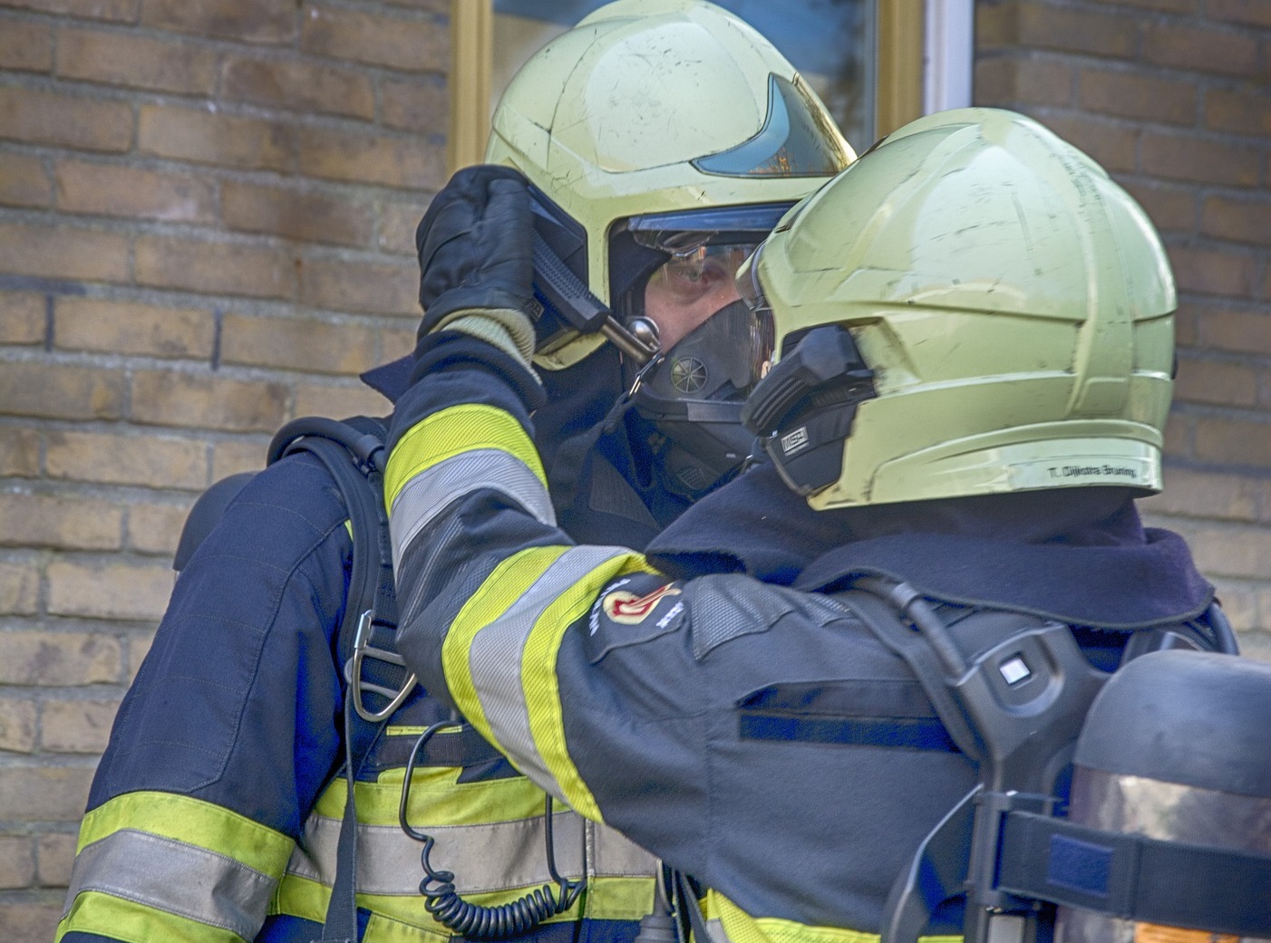 Brandweerman krijgt tegel naar zijn hoofd in Hoogkerk