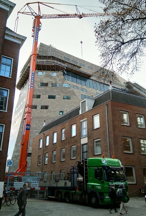 De gevelsteiger wordt verwijderd aan de zijde van de Schoolstraat. Foto: Erwin Kloen, Groningen Vernieuwt.