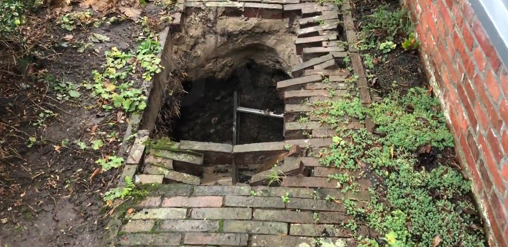 Amerikaanse (70) verdwijnt in vier meter diep gat in Ten Boer