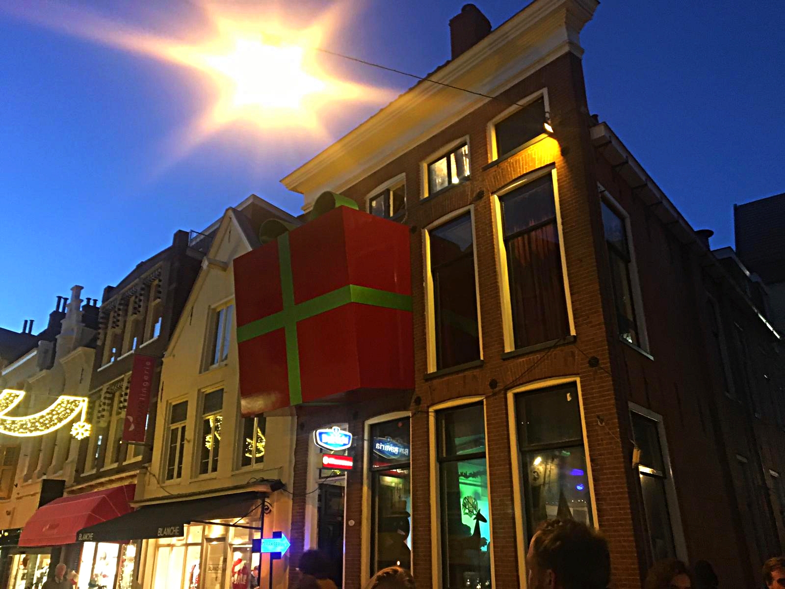 Grootste kerstcadeau van Nederland prijkt aan gevel Inpakhuis